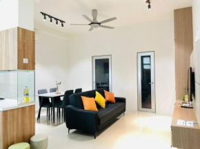 Palazio Mount Austin 2Br Studio Pool view with TV box-3 plus 1 pax C2-07